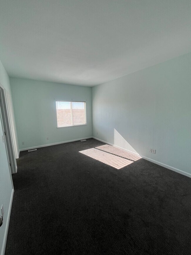 Building Photo - End Unit 3 Bedroom 2 Bath Townhome in Comm...