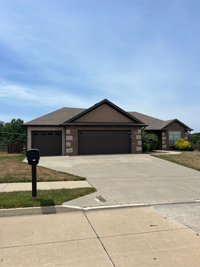 Building Photo - 3 bedroom, 2 bathroom, 2 car garage, single family home located on the south of town