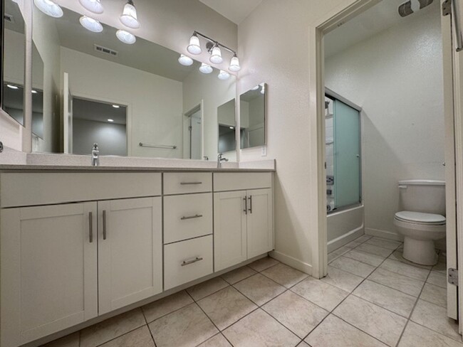 Building Photo - Newer 3 bedroom townhome in Simi Valley