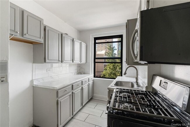 Building Photo - 240 Martine Ave