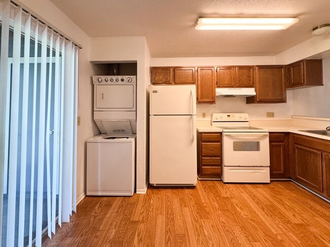 Building Photo - Manors of Bryn Mawr 2 Bed 2 Bath Condo AVAILABLE NOW!