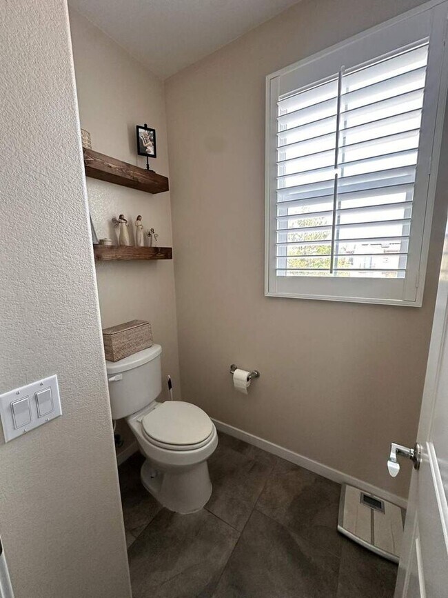 Building Photo - Stylish 4BR/3BA Home in Rosetta Canyon wit...
