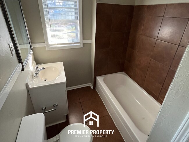 Building Photo - Spacious 4BR Memphis Home for Rent with Fenced Backyard