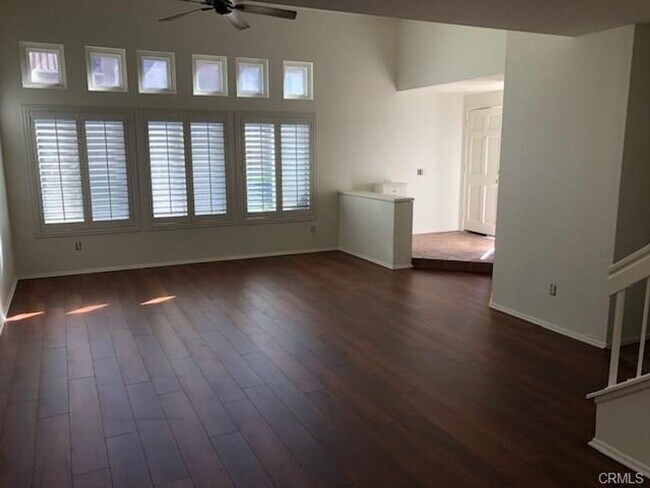Building Photo - Beautiful End-Unit Townhome in the Desirab...