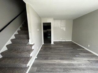 Building Photo - Spacious 2-bedroom 1 Bath Townhome