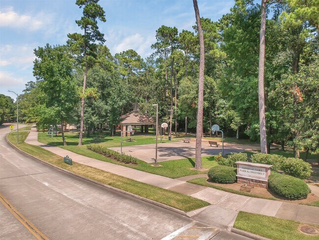 Building Photo - 1918 Scenic Park Dr