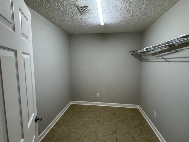 Building Photo - Lovely Brick Home!