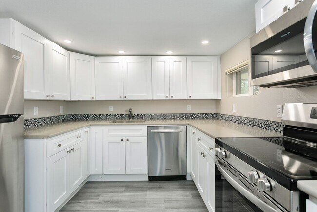 Building Photo - 2 bd 1 bath Apartment-entire bottom floor