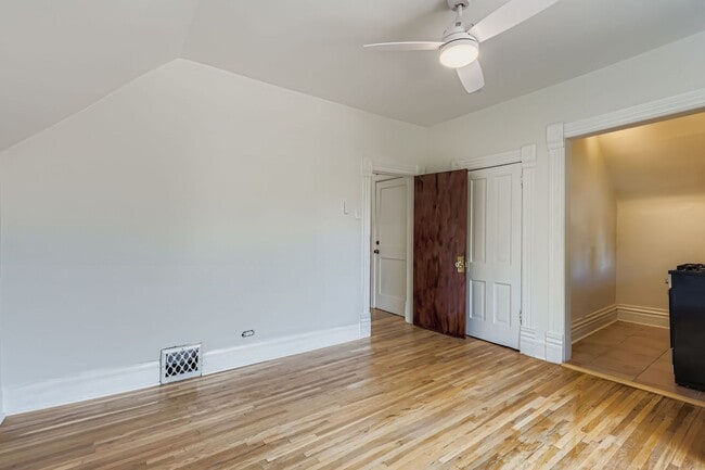 Building Photo - Charming Upper-Level 2 bed 1 bath Unit in ...