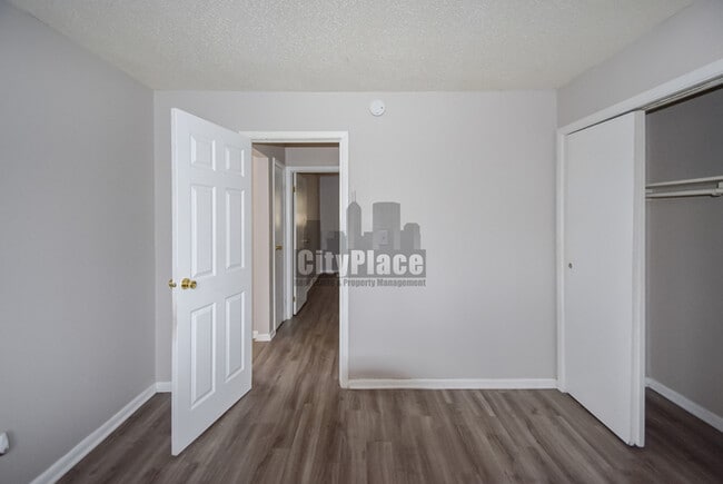 Building Photo - 2412 N Lesley Ave