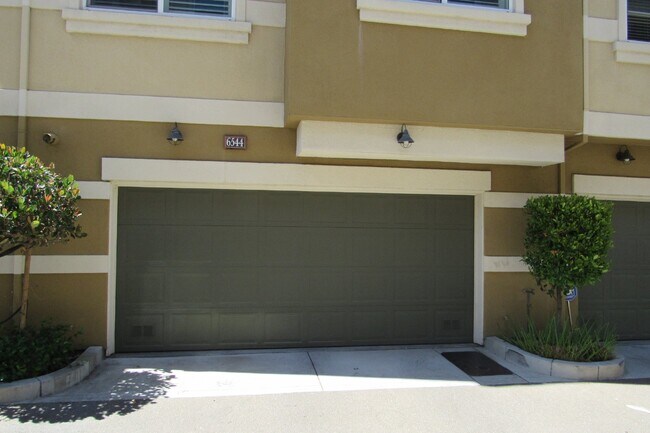 Building Photo - Gorgeous 4 Bed, 3.5 Bath End Unit Townhome in Perfect Dublin Location