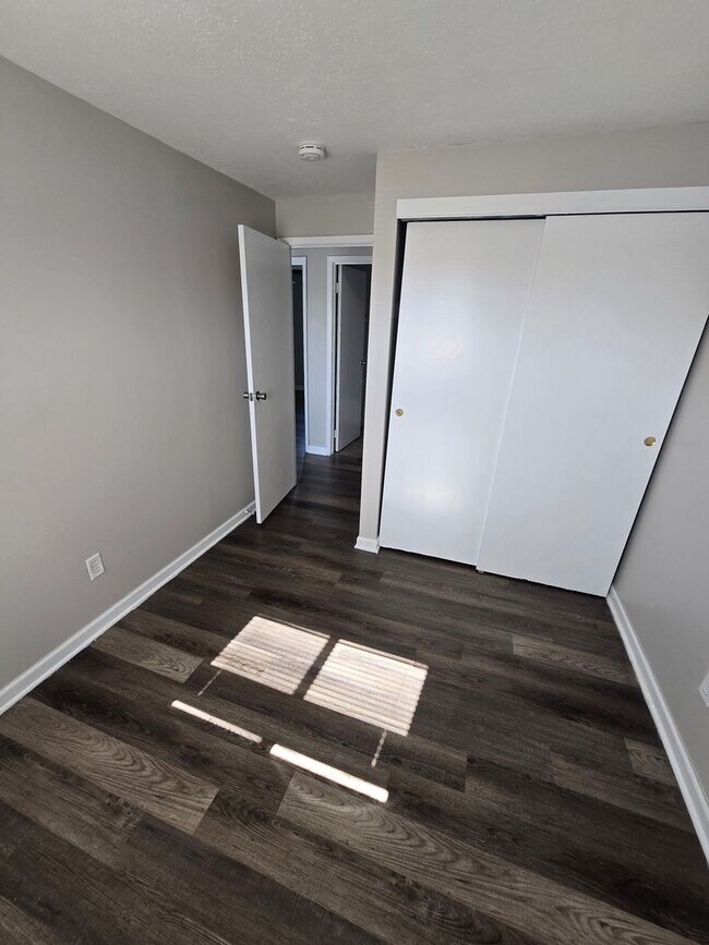 Building Photo - 3 BEDROOM SINGLE FAMILY