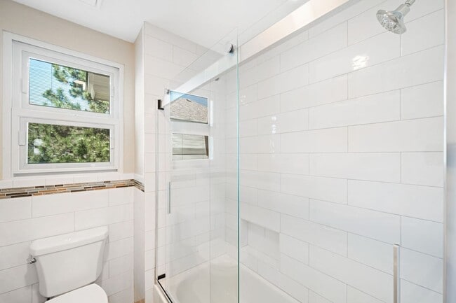 Building Photo - Luxury 6BD, 5BA Recently Remodeled Littlet...