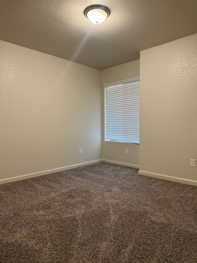 Building Photo - Don’t miss out on this 3 bedroom/2bath hom...