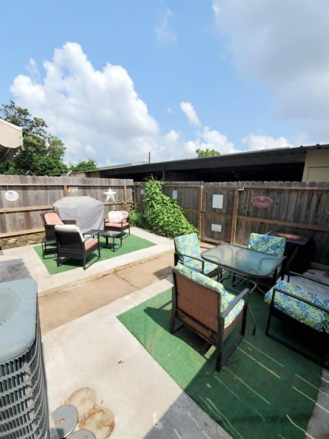 Building Photo - 8728 Wilcrest Dr