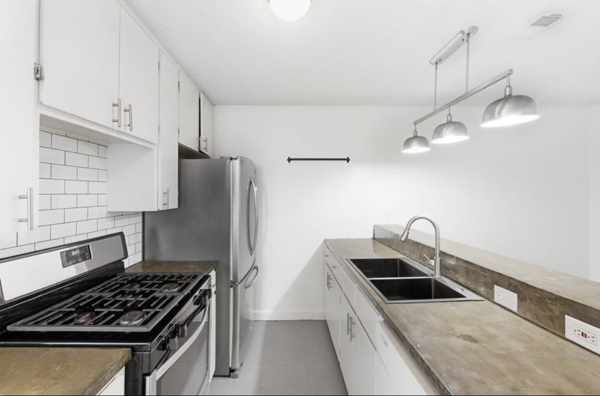 Building Photo - 3408 Dolphin Dr