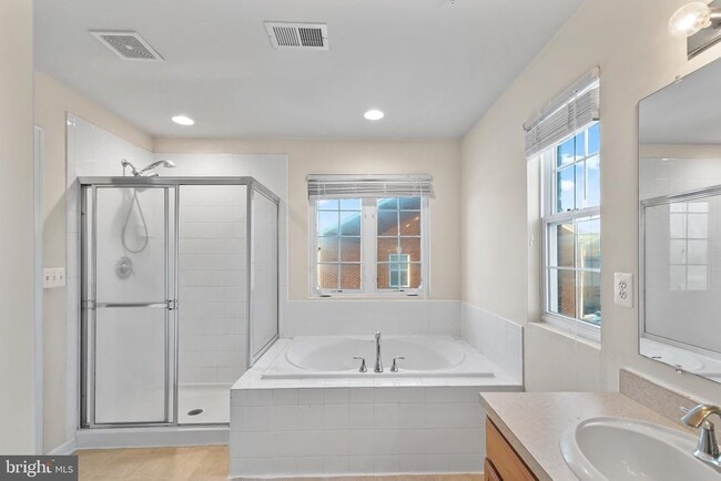 Building Photo - 4904 Olympia Pl