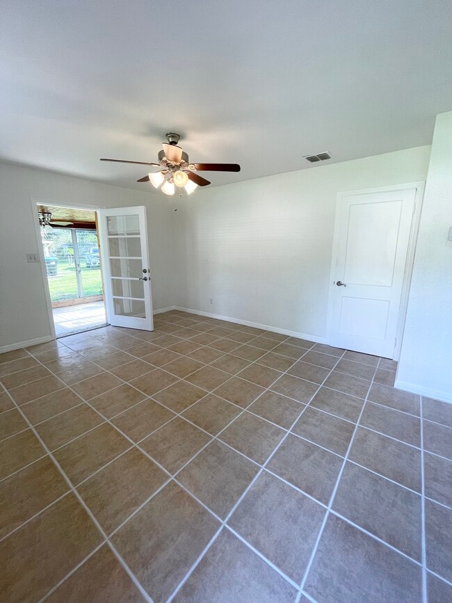 Building Photo - 5940 Dogwood Dr