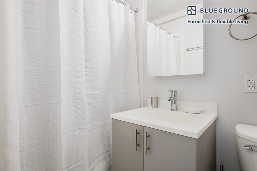 Building Photo - 812 Memorial Dr