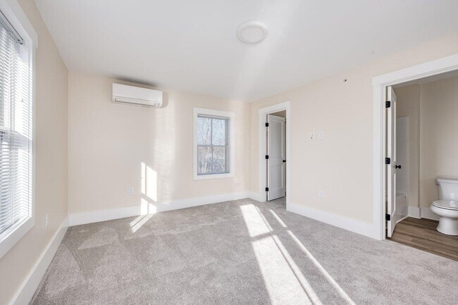 Building Photo - 553 Islington St