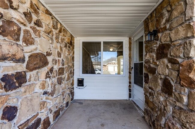 Building Photo - 645 Lloyd Ave