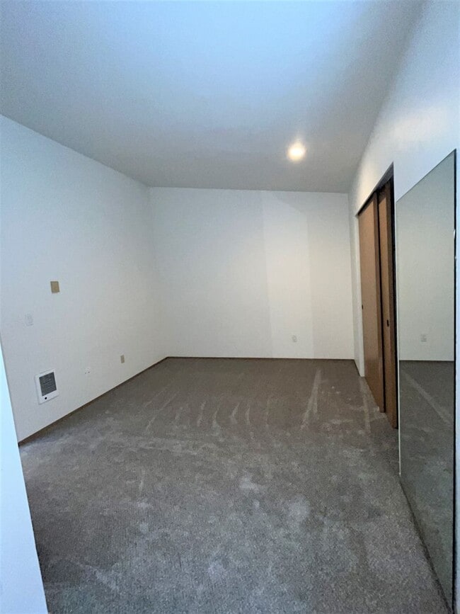 Building Photo - 447 - Townhome in Spectacular Location, 1 Car Attached Garage