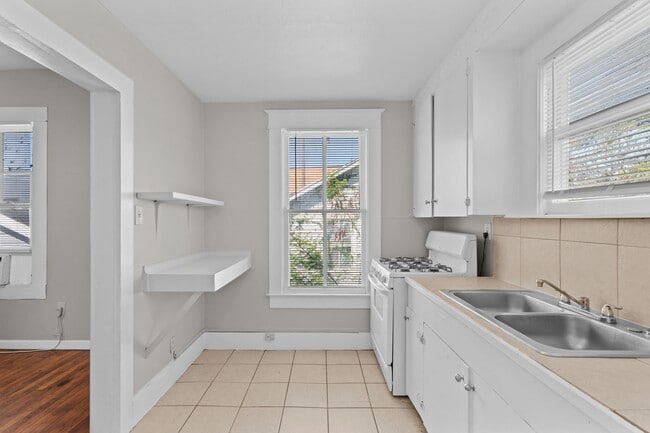 Building Photo - 4020 Avenue O 1/2