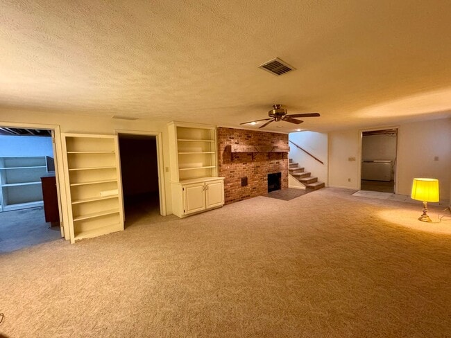Building Photo - 221 Grandview Dr
