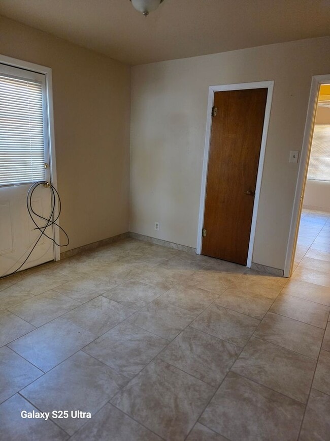 Building Photo - Clean THREE Bedroom Home