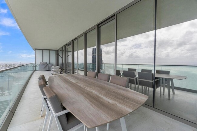 Building Photo - 18975 Collins Ave