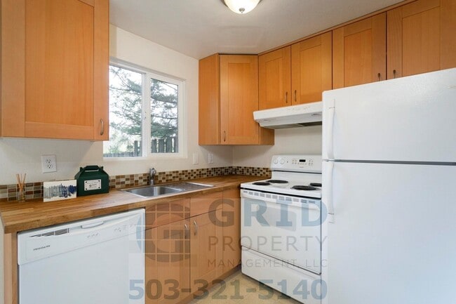 Building Photo - Two Bedroom Apartment Available - Private Yard Space - $500 MOVE IN SPECIAL!