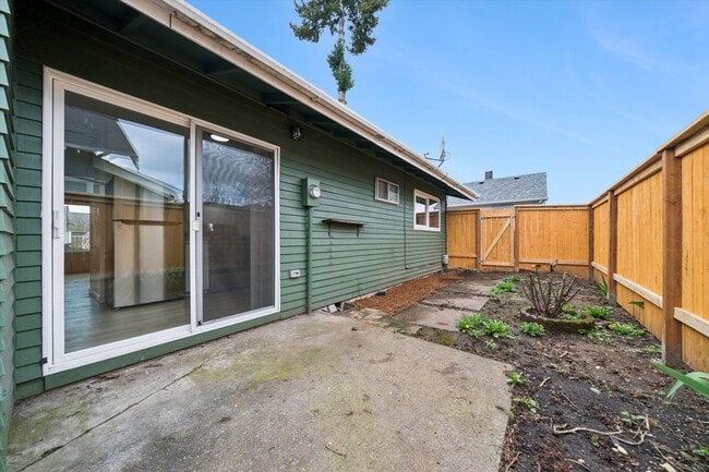 Building Photo - 5143-5145 SE Knight