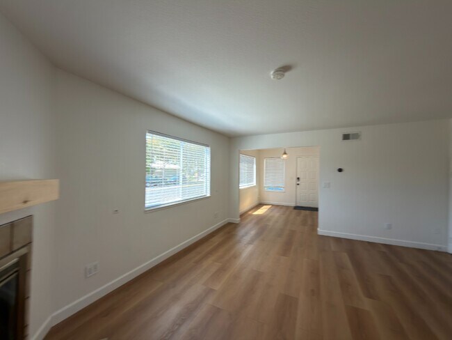 Building Photo - Prime Santa Clara Location | Bright 3BR/2.5BA End-Unit | 2 Primary Suites | Central Heat & AC