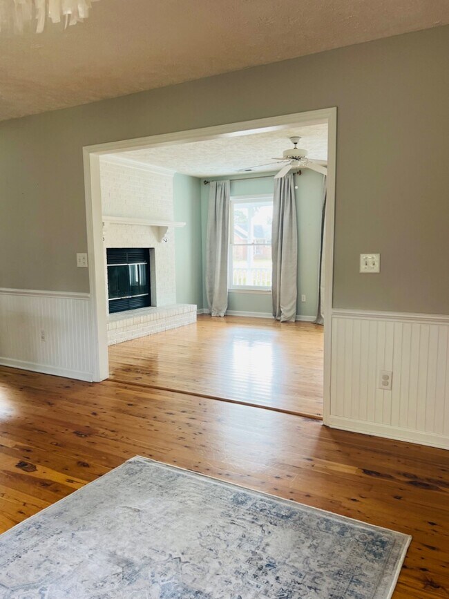 Building Photo - 208 Elmhurst Rd