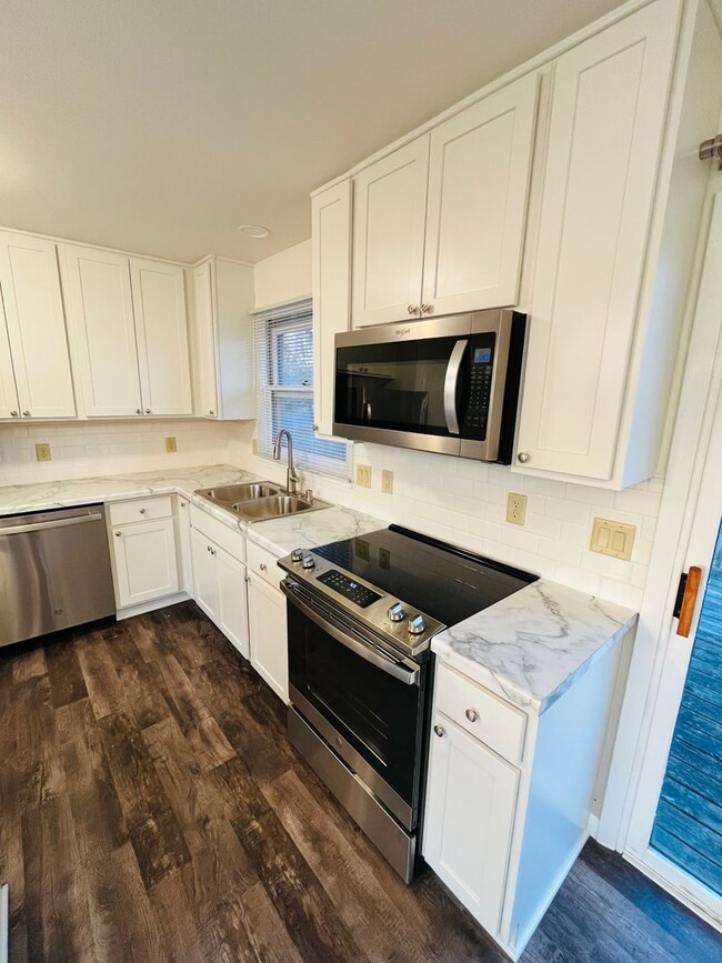 Building Photo - Beautifully updated 3 bedroom 2 bath duplex