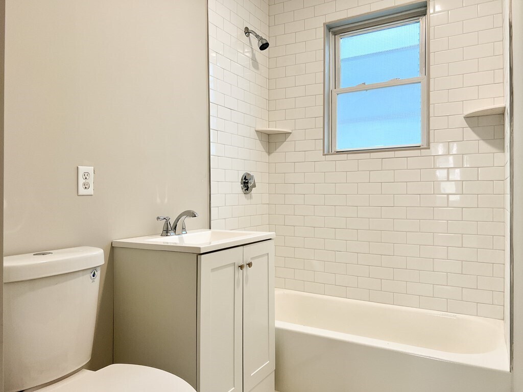 Building Photo - 570 Washington St