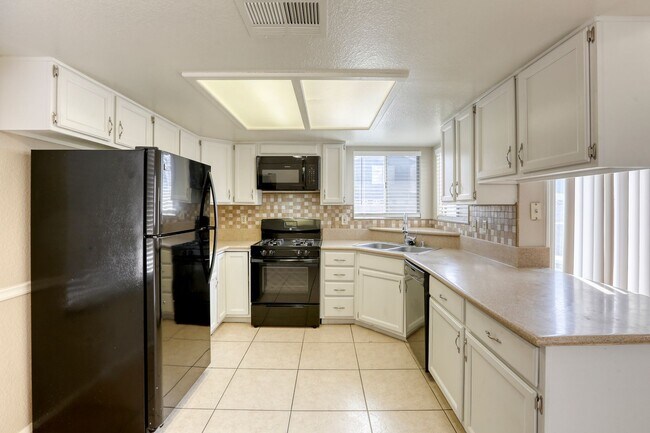 Building Photo - Beautiful 4 bedroom POOL home close to Nellis AFB!