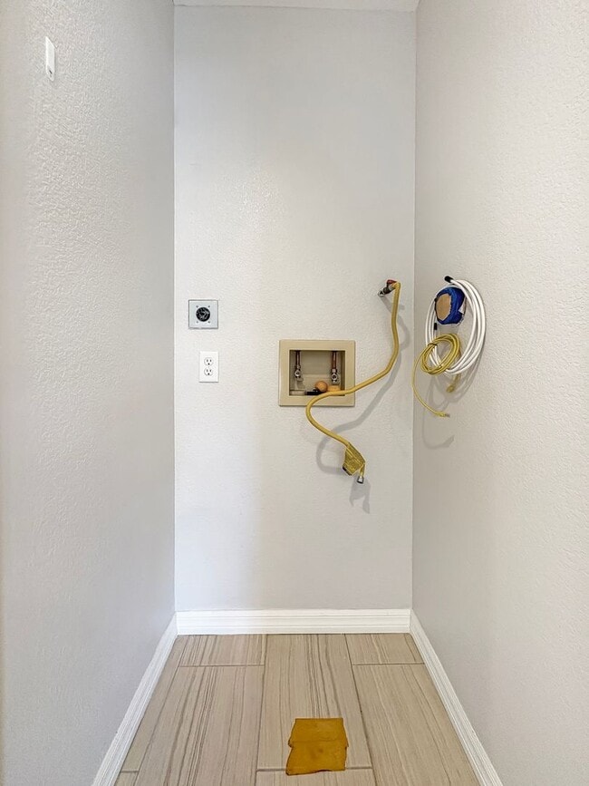Building Photo - Beautifully updated 2 bed/2bath in the Sum...
