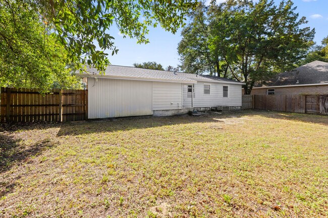 Building Photo - 354 Chicago Ave