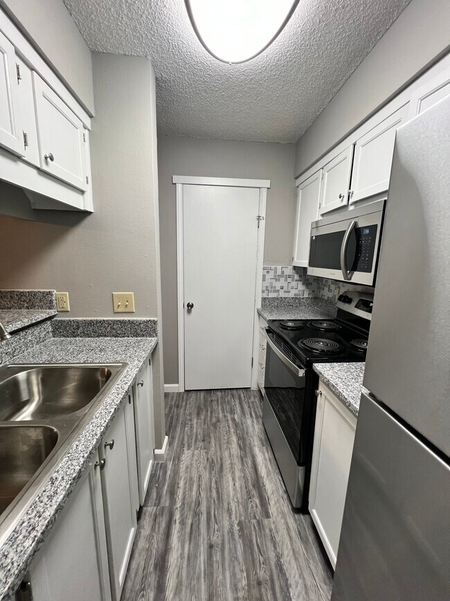 Building Photo - 813 Red Bird Ln