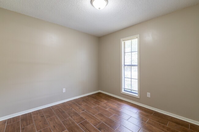 Building Photo - 3869 Winwood Dr