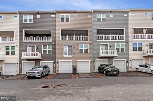 Building Photo - 10910 Presidential Pkwy