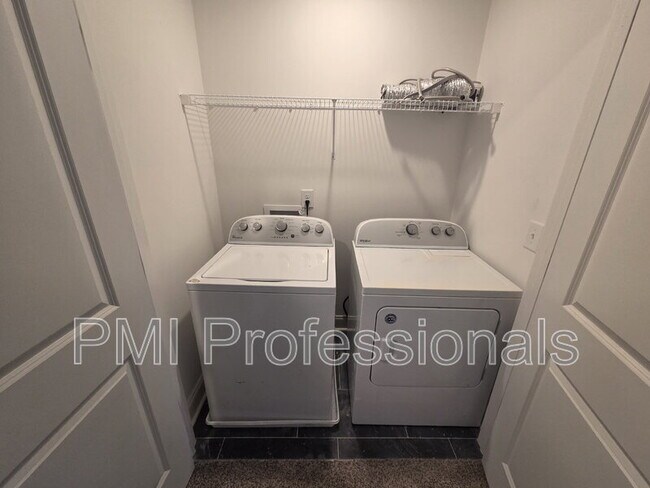 Building Photo - 923 SE Broad St