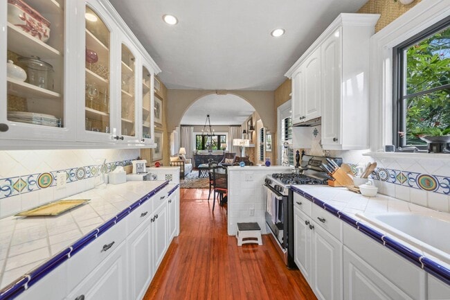 Building Photo - 605 Sunset Rd