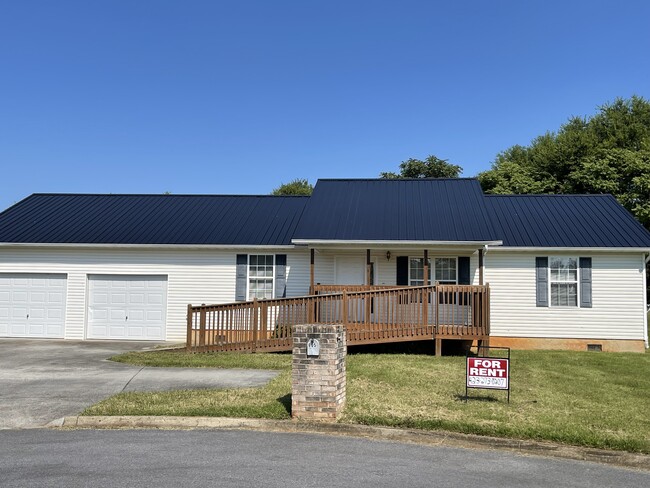 Building Photo - 605 Privet Dr