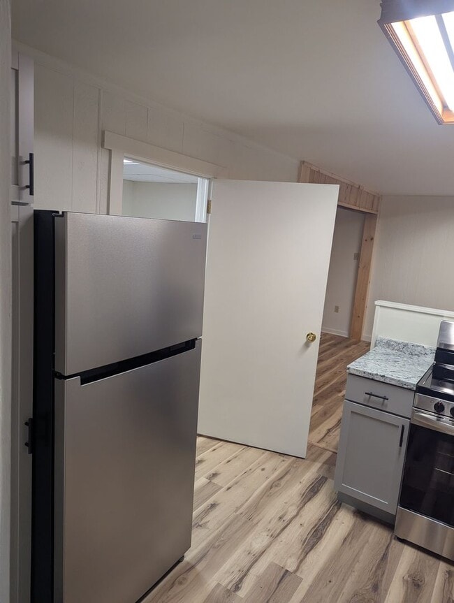 Building Photo - 2 bdrm 1 bath family home with water, sewer and garbage included.