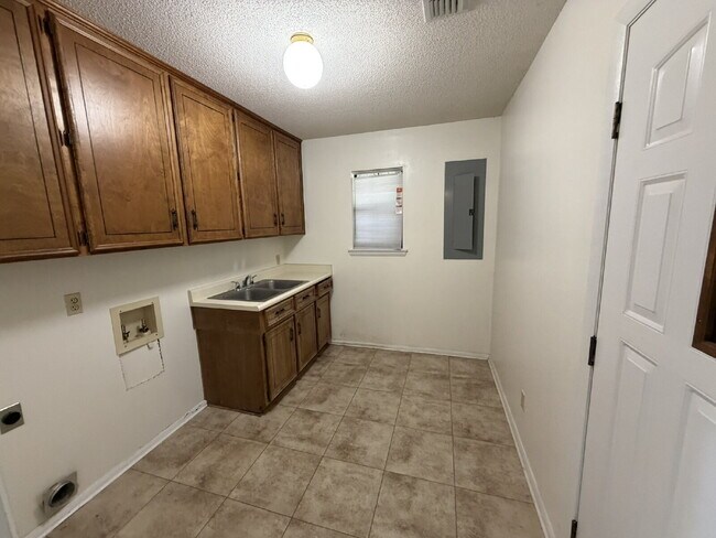 Building Photo - Home For Rent