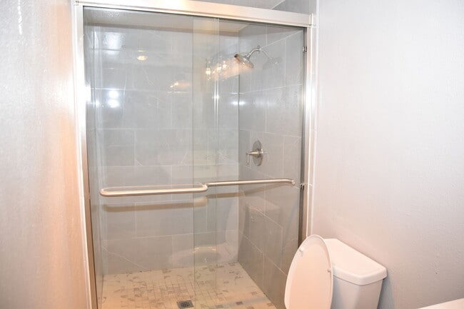 Building Photo - Updated 2 Bedroom 1 Bath Hilltop Home
