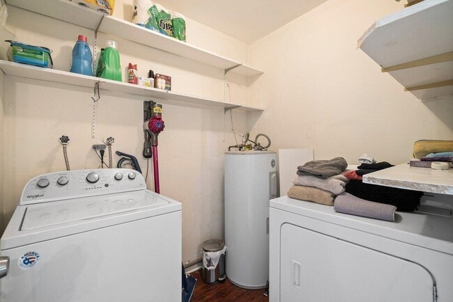 Building Photo - 2856 NE 5th Ave