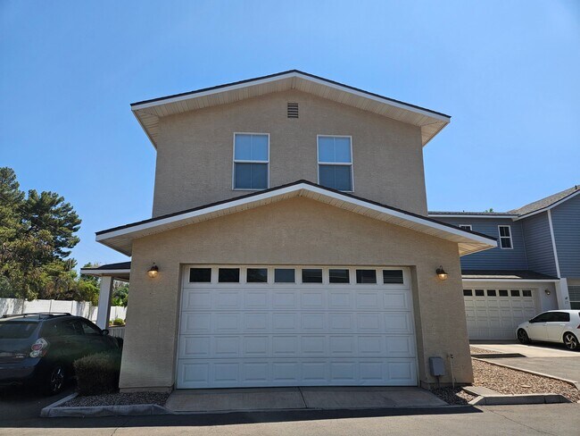 Building Photo - 3218 W Glendale Ave